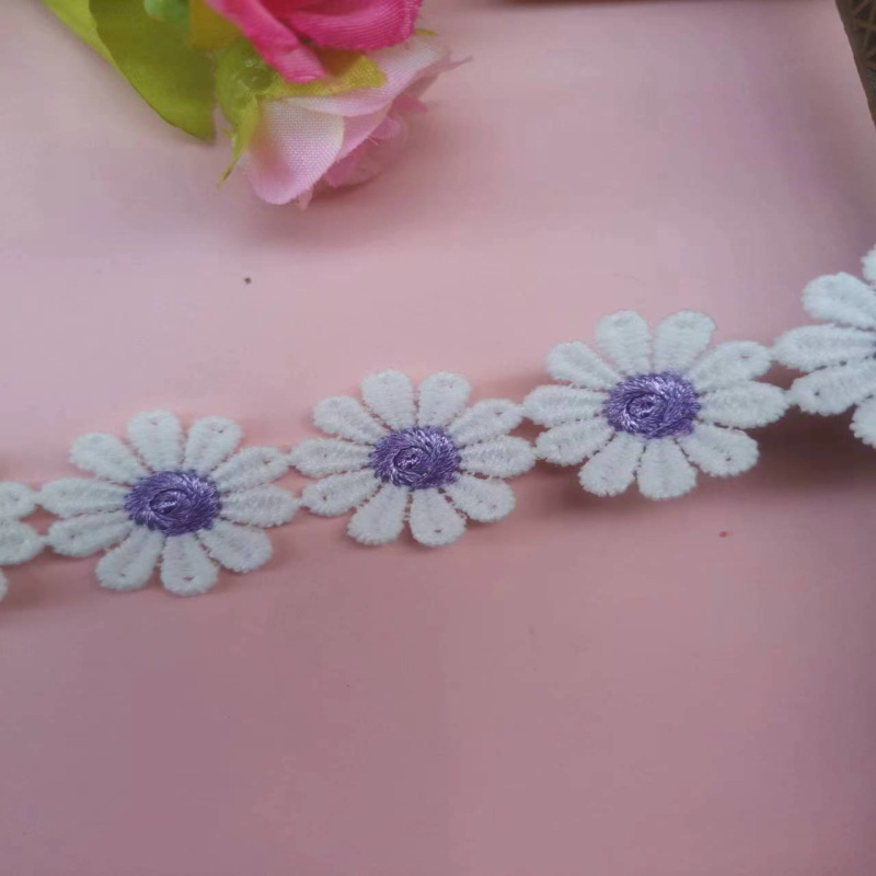 Fabricante de suministro directo de 2.5CM pequeña margarita agua bordada encaje de seda de leche de color encaje accesorios de ropa