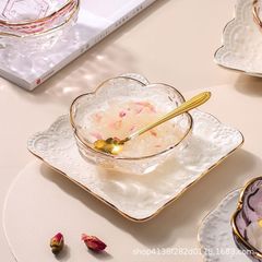 高級ツバメの巣のデザートの碗のヨーロッパ式の透明なガラスの小さい碗の桃のゴムのレンコンの粉のヨーグルトの朝食の食器の果物の碗はスプーンを持ちます。