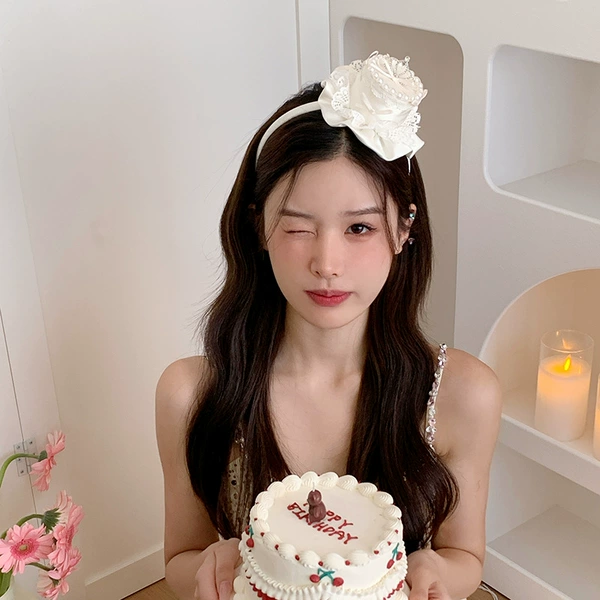 White cake-hairband