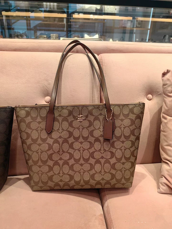 Capacious classic one-shoulder bag with zipper, 2024 years