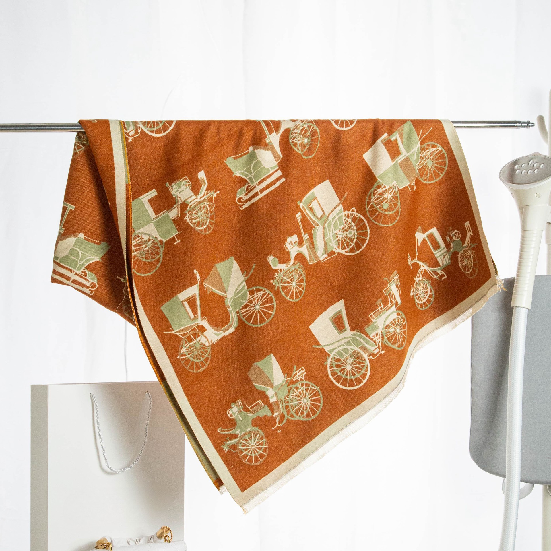 Bufanda cálida de imitación de cachemira de estilo retro europeo americano con temática de carruaje para otoño e invierno, muestra decorativa_voghion.com