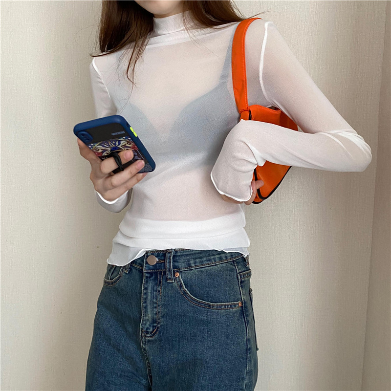 身を修める高襟の中に長袖レースの底のシャツを掛けます。