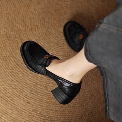 本当に柔らかい皮の黒いハイヒールのツバキの花の楽福の靴