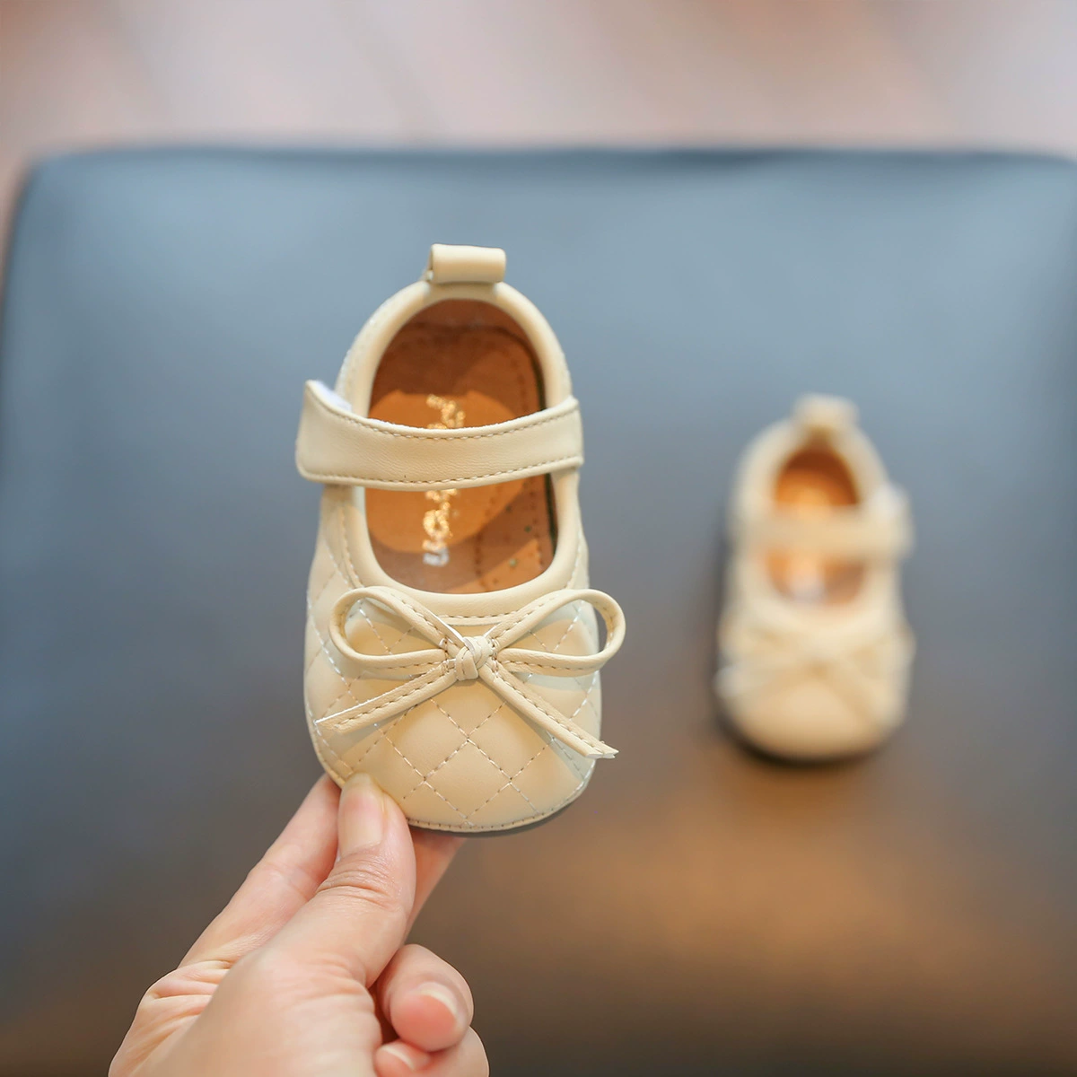 Маленькая детская обувь принцессы весной и осенью