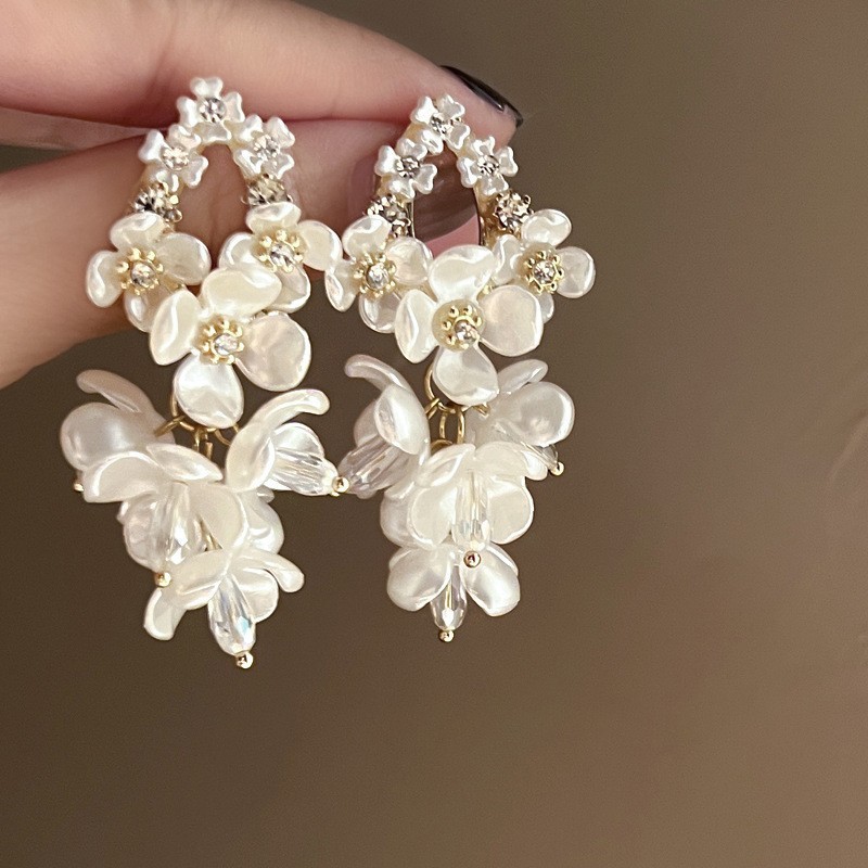 Pendientes de perlas con borla de flores de alta calidad con aguja de plata Pendientes de todo fósforo de moda francesa de nuevo estilo Pendientes de alta calidad de lujo ligero