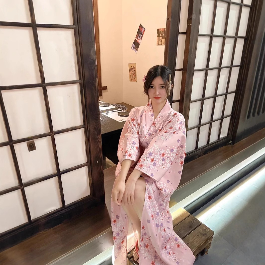 新しい日本の少女の着物の女性は日本の浴衣の正装の伝統の多色の日系の写真のワンピースの卸売りを改良します。