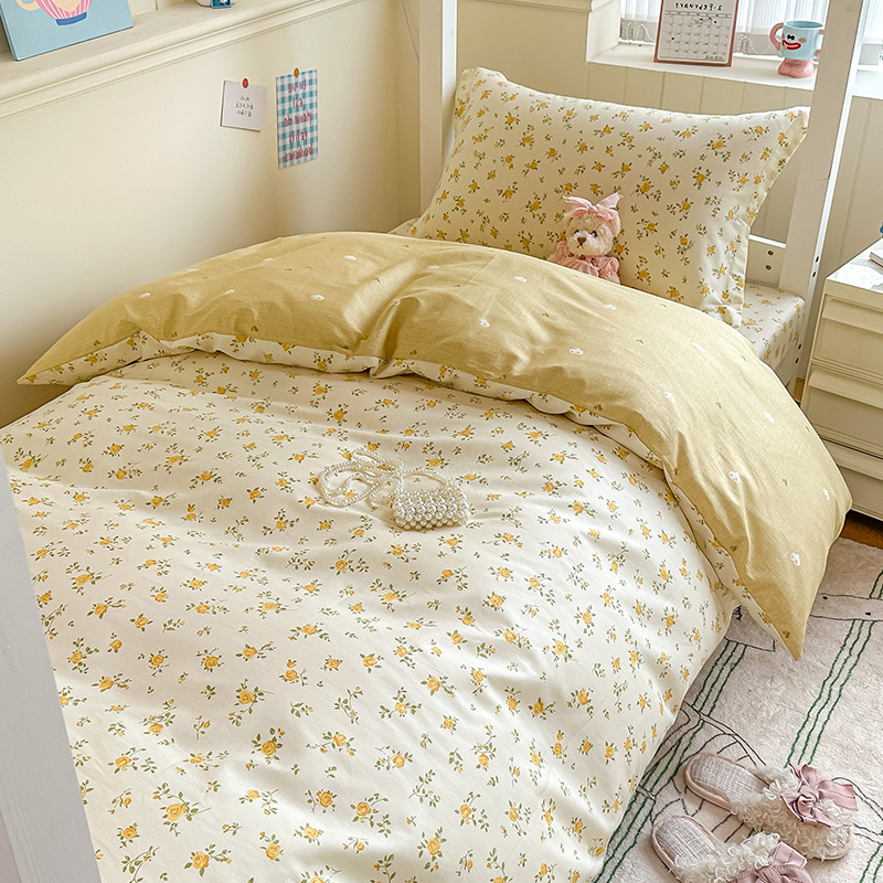 Juego de tres piezas de dibujos animados de algodón dormitorio de estudiantes universitarios 2025 nuevo juego de cuatro piezas de sábanas de algodón con funda de edredón