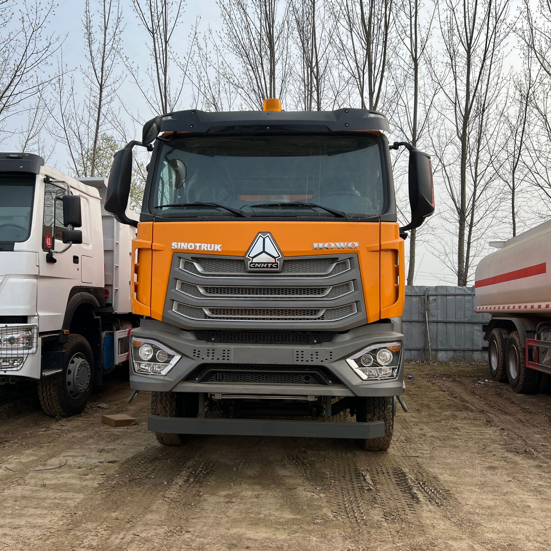Export to Africa: Sinotruk Howo Eight-Wheel Truck Nx Mining Dump Truck with Customizable Cargo Box, Available in Stock