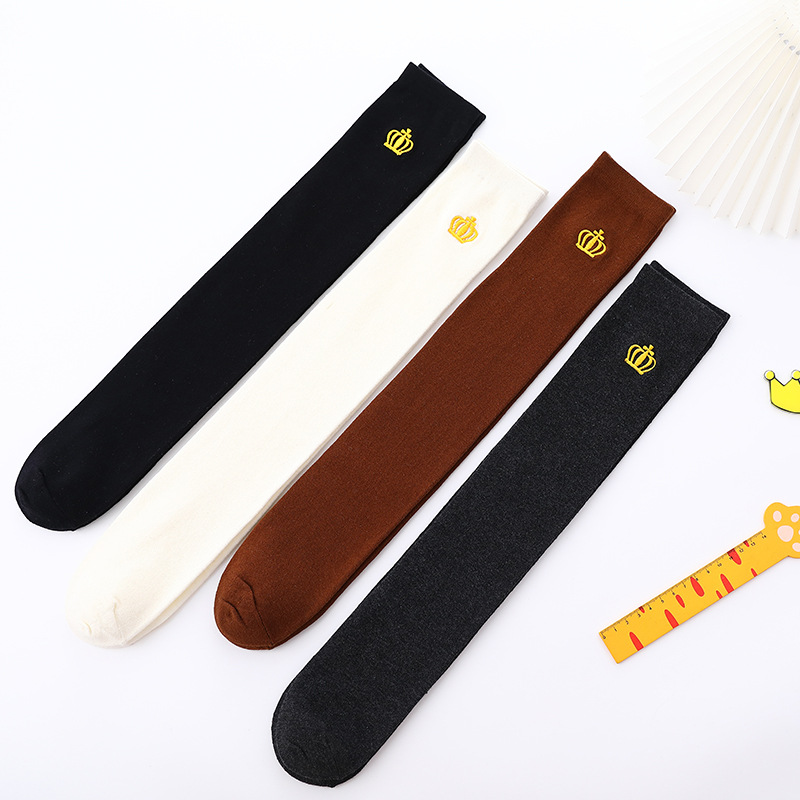 Calcetines altos para niños por encima de la rodilla Medias de algodón para niñas japonesas de primavera y otoño Calcetines de pierna para niños medianos y grandes con bordado de corona de estilo coreano