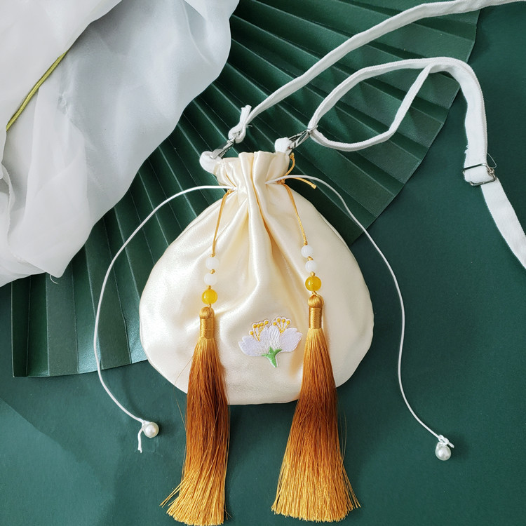 Bolso Hanfu de satén con cinta de champán