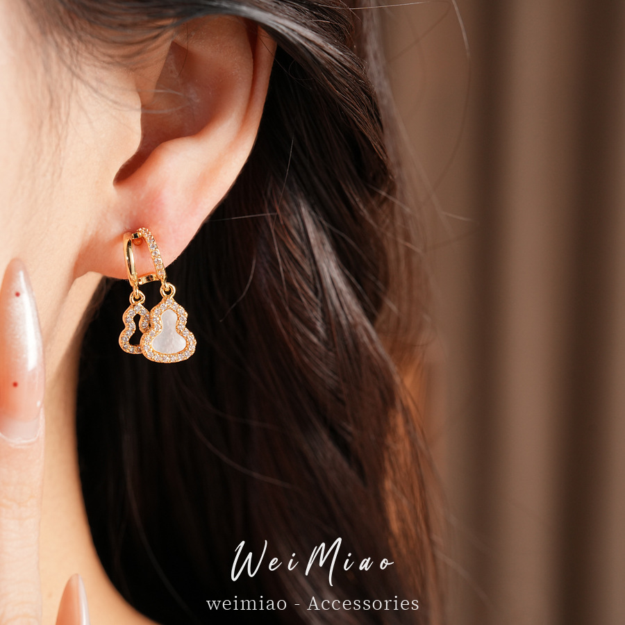 Agujas de plata, pendientes huecos de diamante, temperamento exquisito, pendientes de moda, pendientes de lujo ligero, pendientes de alta calidad al por mayor.