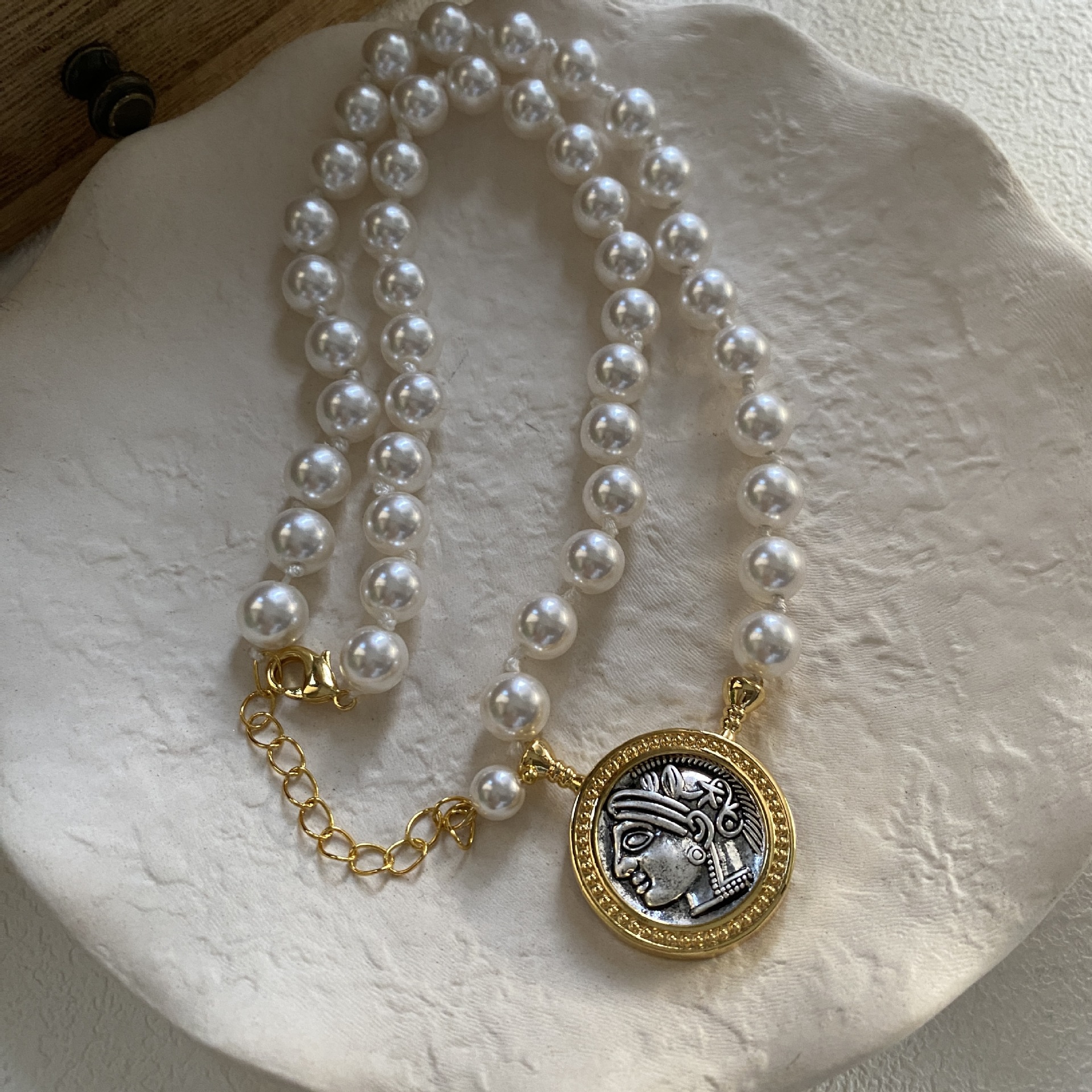 La diosa de la victoria en relieve serie de monedas antiguas de metal doble cara nuevo collar ligero ajustable de lujo nicho collar de alto nivel