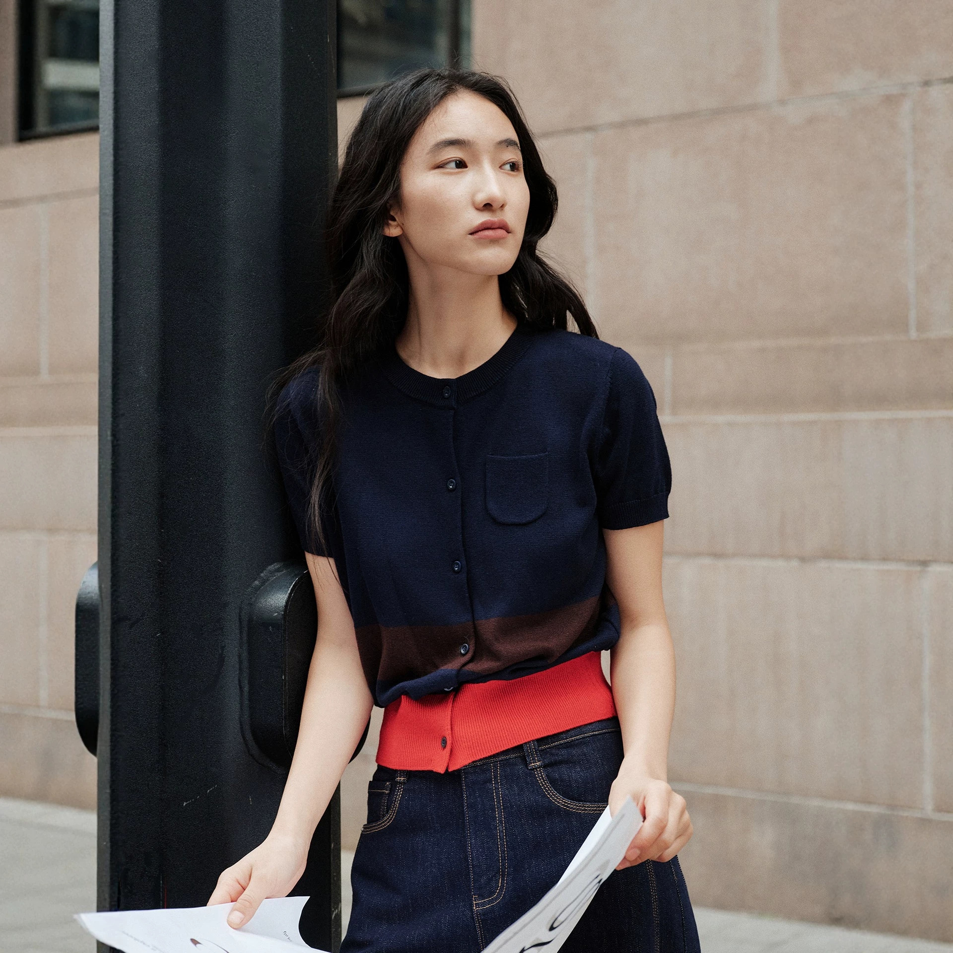 Women's short-sleeved knitted cardigan, new autumn 2026 style, color-blocked button, casual, slimming, and relaxed fit.