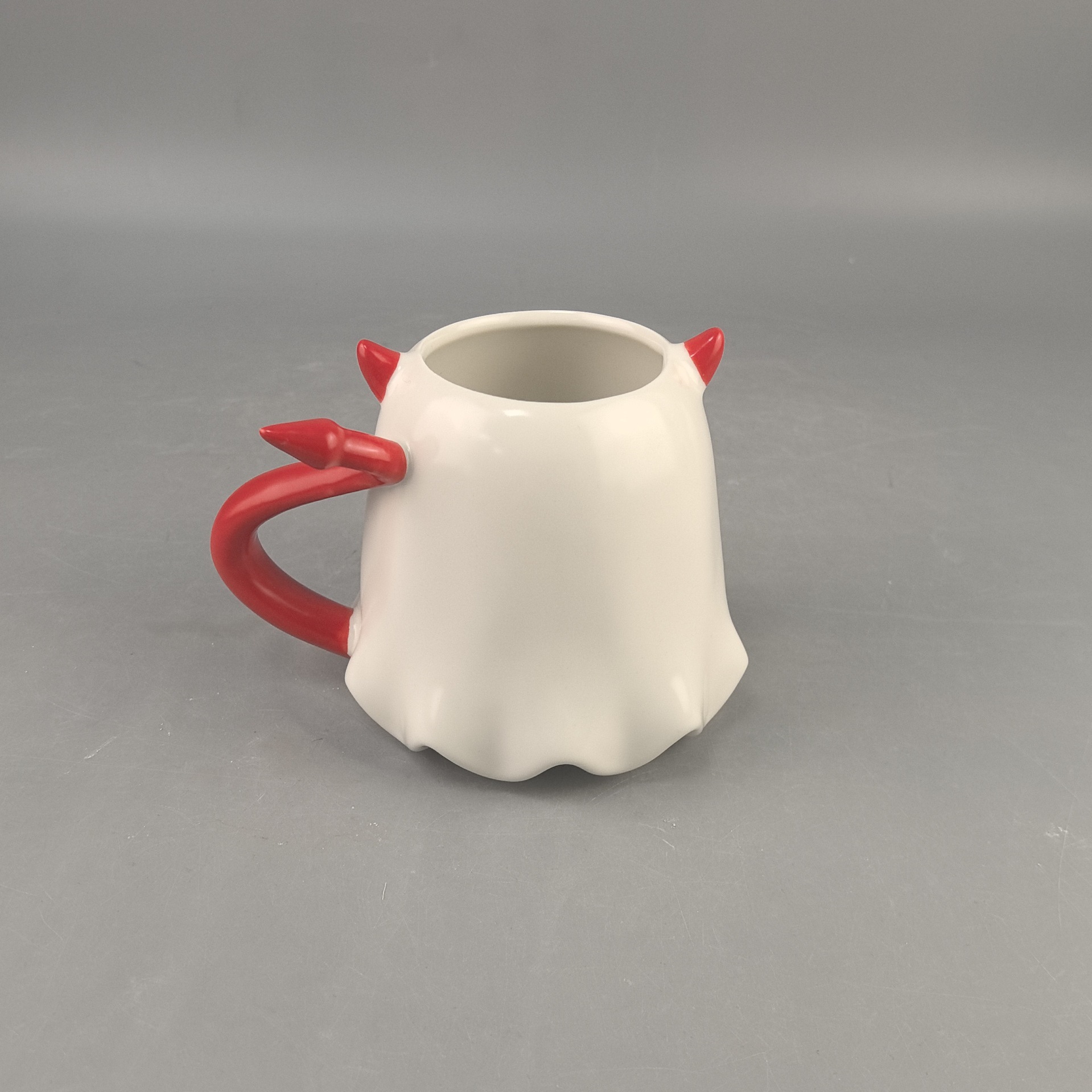 Taza de cerámica de temperatura media Taza de Halloween Little Music Magic Elf Devil Tail Taza de cerámica de dibujos animados lindo de gran capacidad