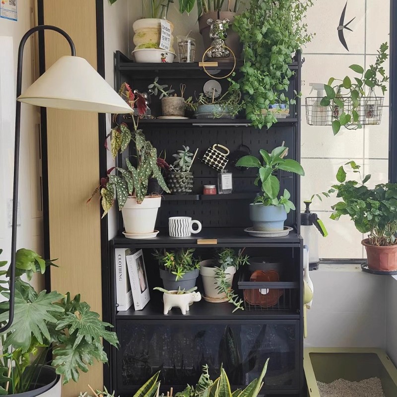 Estante de almacenamiento multicapa de balcón doméstico estante de almacenamiento de piso con puerta de gabinete para almacenamiento de vegetales hidropónicos verdes y carnosos