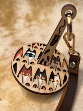 Varios gatos con cinta verde