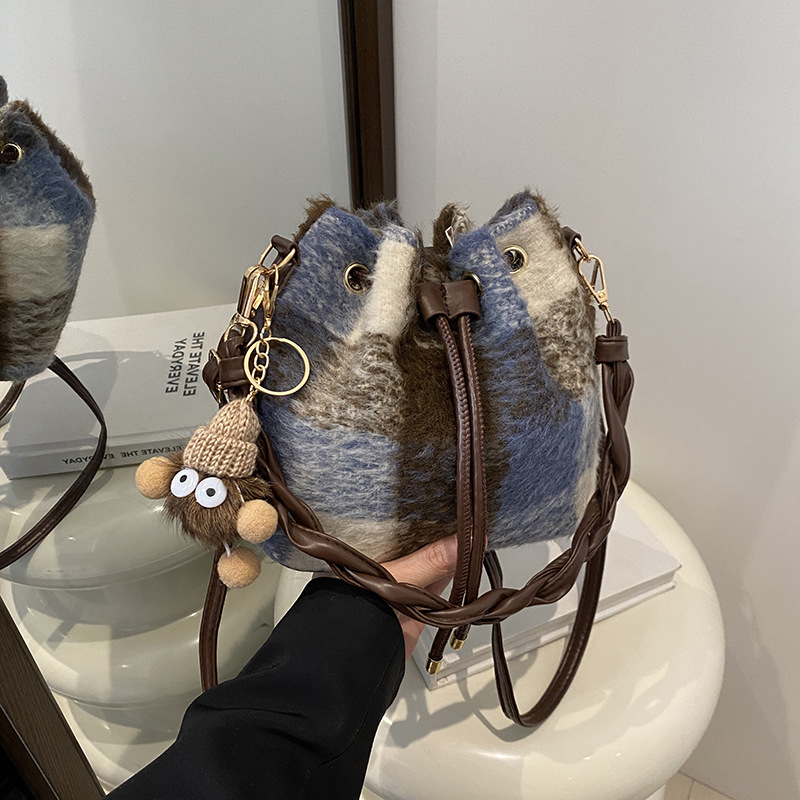 Bolso retrógrado de cuerda de pulsación de invierno 2024 nuevo estilo versátil en un solo hombro bolso de hombro coreano bolso de cubo para mujeres
