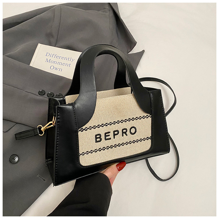 2026 estilo de moda letras impresión de mano mano de hombro oblíquo empalme de color nuevo bolso cuadrado simple europeo y americano