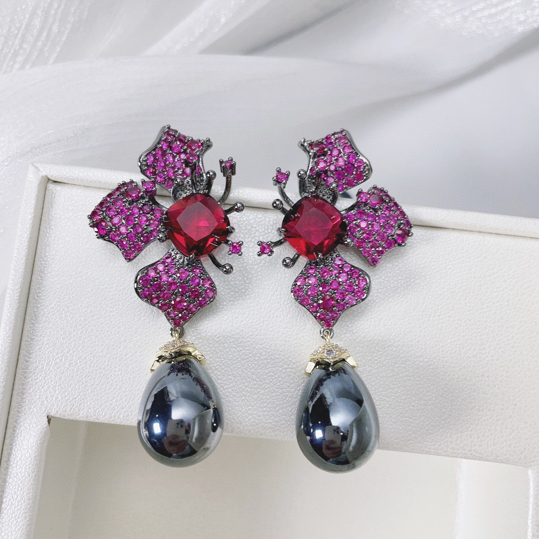 Fashionable three dimensional earrings drop-shaped from pearl