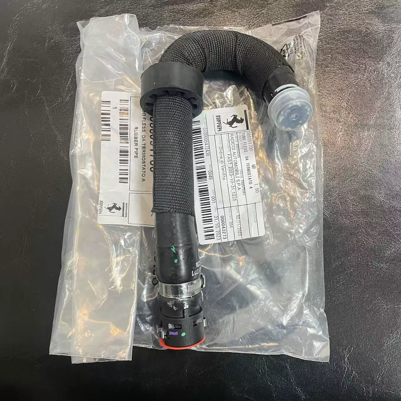 8609170082890500 Применимо для Ferrari 458 трубы с подогревом воды клапан с водяным соединением водяного бака