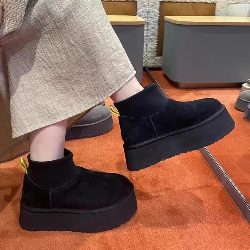 Estrellas con el mismo invierno de 2024 nuevo tipo de botas de fondo grueso de altura mini mini pieles de tubo corto una botas de nieve mujeres