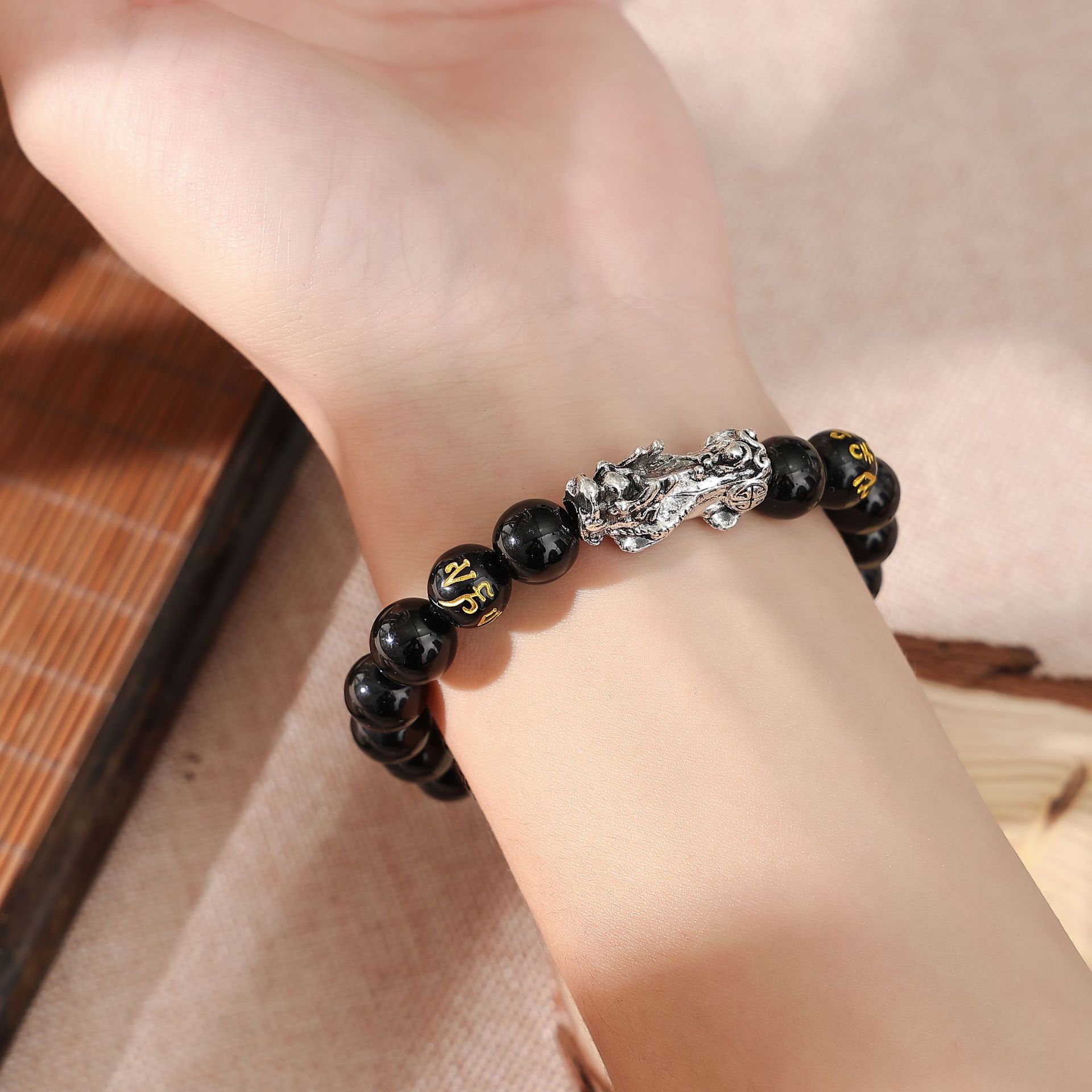Imitación obsidiana pulsera chapada en oro mantra de seis palabras que preservan el color pulsera de cuentas de oro joyería de la suerte para los hombres