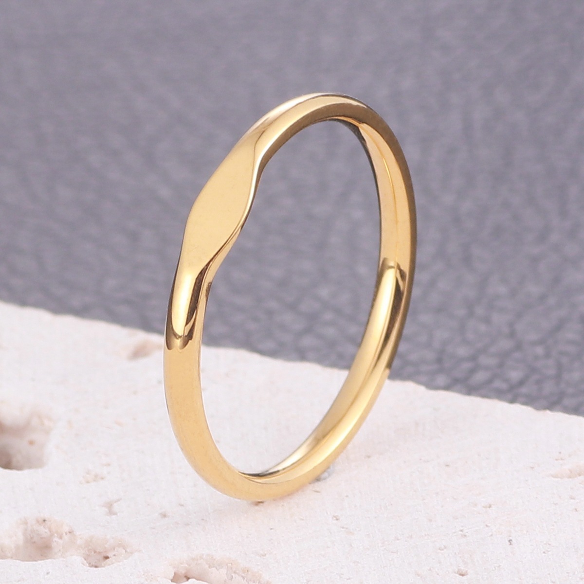 Anelli delicati impilabili bicolore, set di stratificazione in metallo misto di tendenza, fasce sottili minimaliste in oro e argento, simboli di stelle iniziali incisi, impilabili da 3 a 5 pezzi, moda_voghion.com