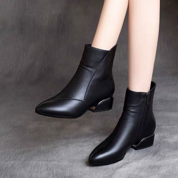 [Спот] остроконечные женские кожаные сапоги 2024 новые боковые молнии с низким каблуком на каблуке и бархатные модные сапоги