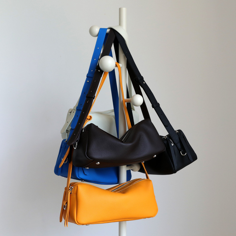 Top-grain leather double-zipper baguette bag, minimalist genuine leather crossbody sausage bag, high-end shoulder bag Top-grain leather double-zipper baguette bag, minimalist genuine leather crossbody sausage bag, high-end shoulder bag