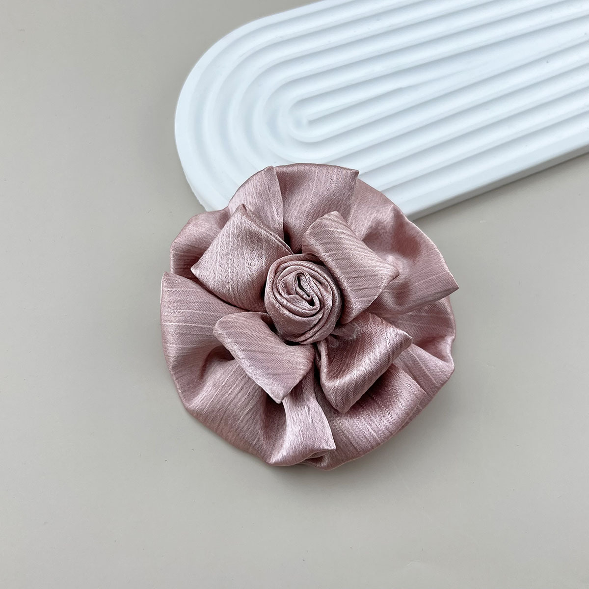 Elegant Flower Cloth Women's Brooches display picture 9