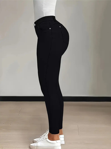 Stretchy, tight-fitting jeans with a high waist that slim the figure; slim-fit, ankle-length pants that lift the hips—pencil pants.