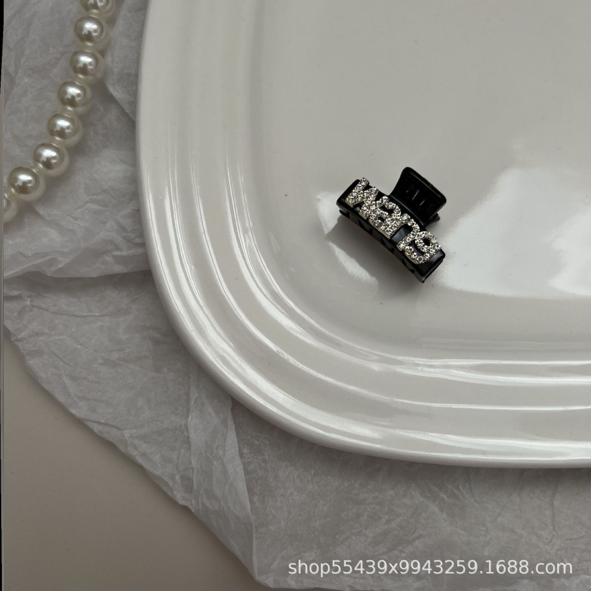 White flash diamond grabbing clip