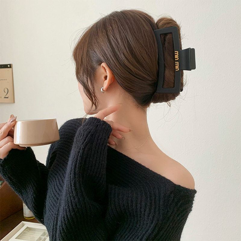 Pinza de pelo esmerilado negro horquilla femenina celebridad de Internet 2023 nueva Cabeza trasera clip de tiburón pelo Chuck clip de pelo tocado