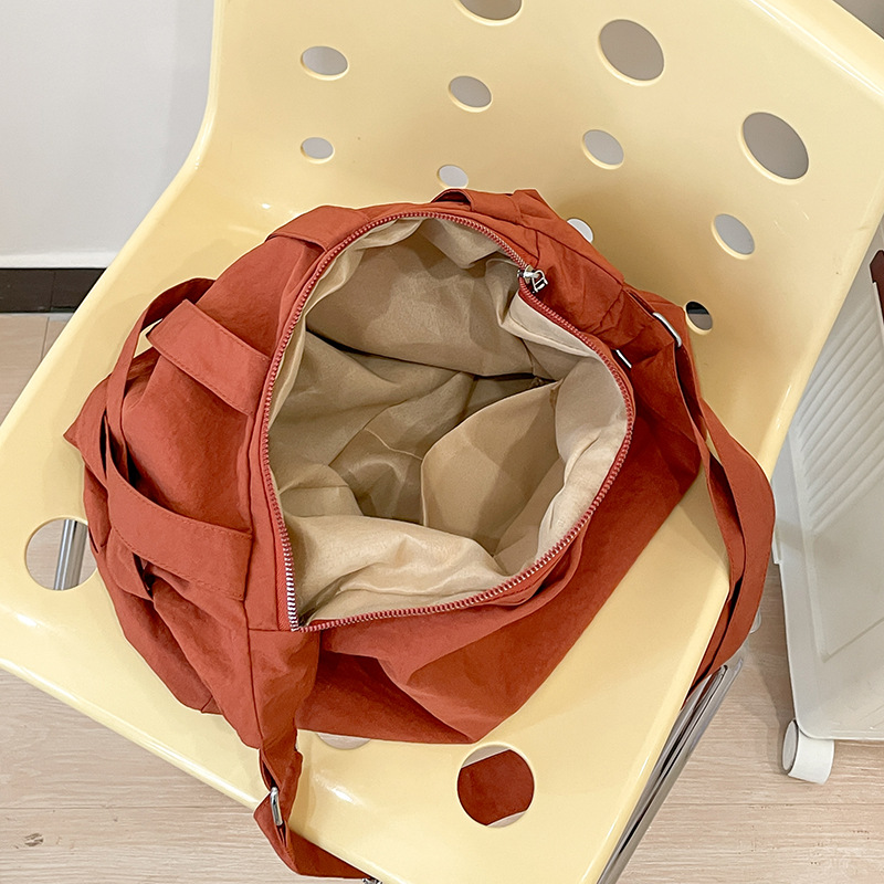 Bolso de mensajero de diseño de nicho 2024 nuevo bolso de hombro tejido hueco tridimensional bolso de hombro de gran capacidad para viajeros