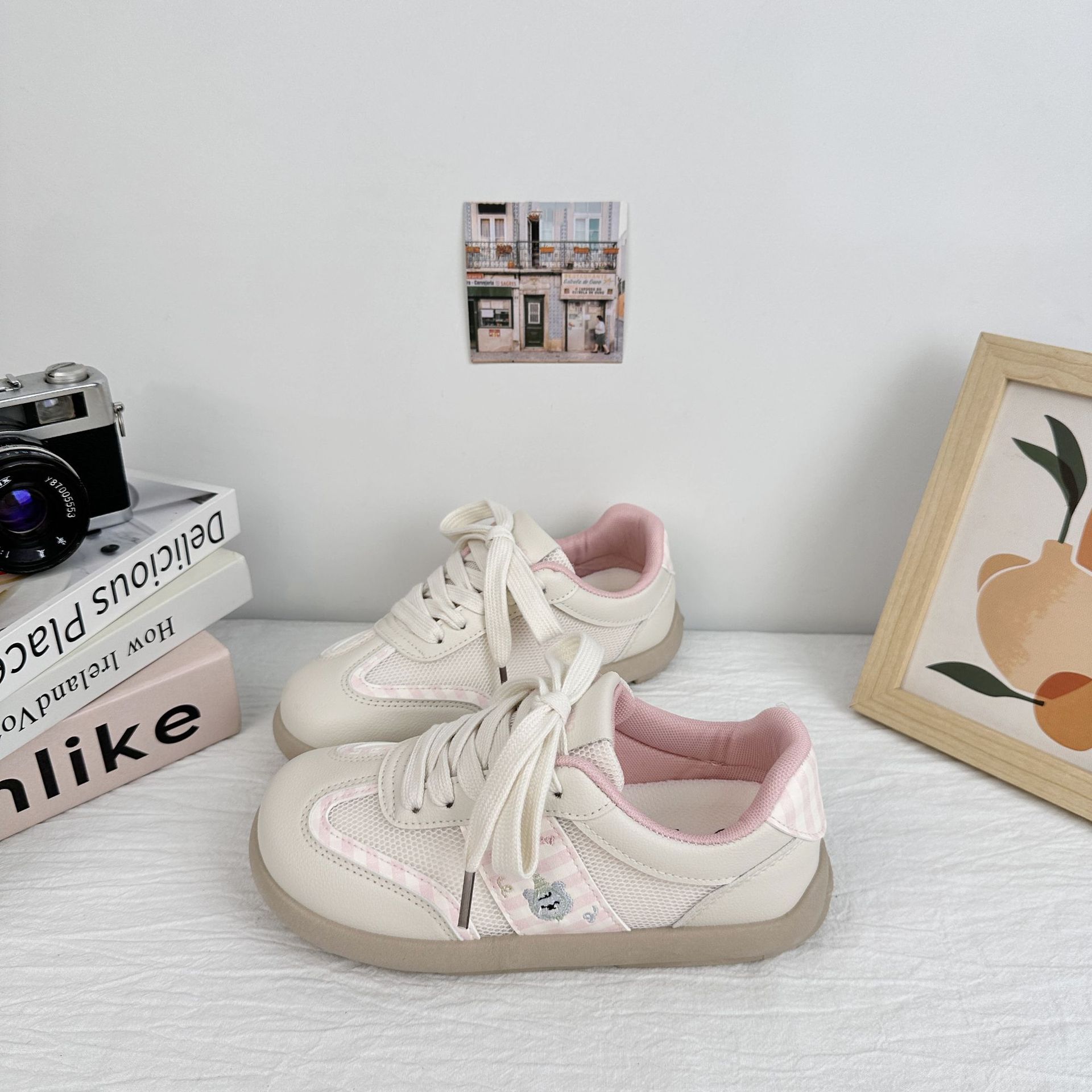 Zapatos de skate para mujeres de verano de 2025 zapatos de mujer de suela gruesa zapatos blancos pequeños zapatos de entrenamiento a cuadrícula zapatos casuales