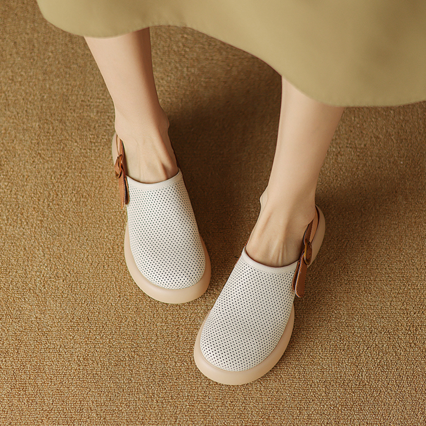 Sandal nữ đế dày mũi kín quai chữ V buộc dây phong cách thể thao — màu trắng ngà