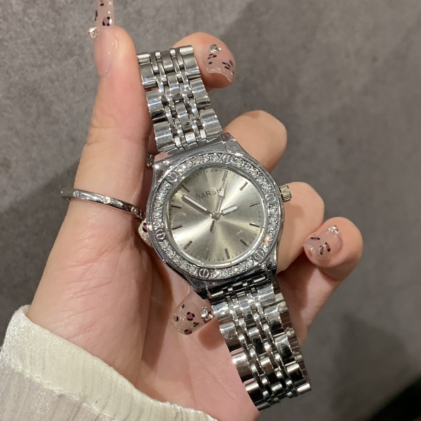 New Minimalist Elegant Lightweight Luxury Fashion Women's Watch with Diamond-Embedded Steel Band High-Grade Appearance Direct Factory Sales Hot-Selling Model