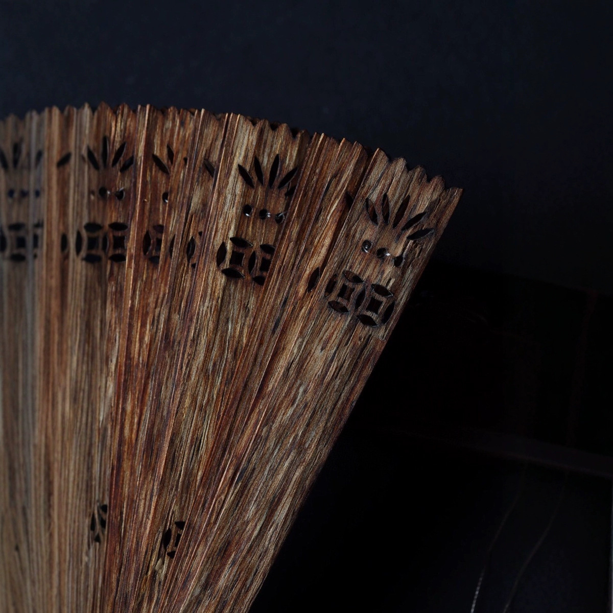 Abanico de madera de agar con acabado en aceite negro, artesanía vintage, pieza decorativa calada, abanico plegable de estilo chino, hecho a mano.