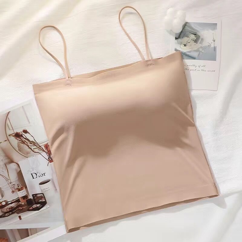 ストラップのアイスベストの固定カップの中に、跡のない上に胸パッド付きの下着を着ています。