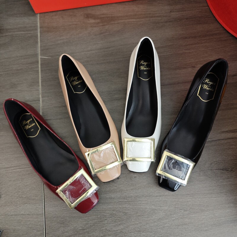Letter Metal Square Buckle Shallow Mouth Women's Shoes Medium Heel Square Toe Shoes Classic Horseshoe Heel Patent Leather Professional Work Shoes for Women