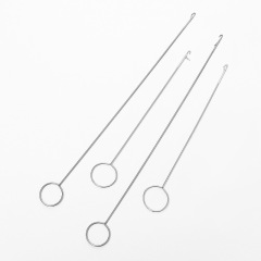長いタイプの舌付きのかぎ針の手作りのdiyのひもを通して器をひっくり返します。
