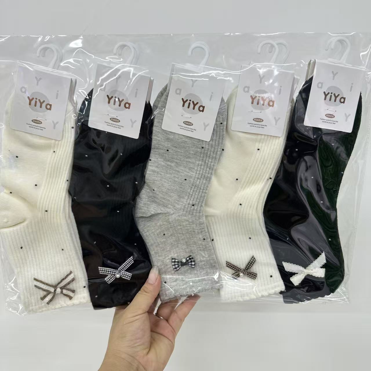 宜丫女士中筒饰品袜秋冬款黑白配蝴蝶结仙女袜长筒袜吸汗透气棉袜
