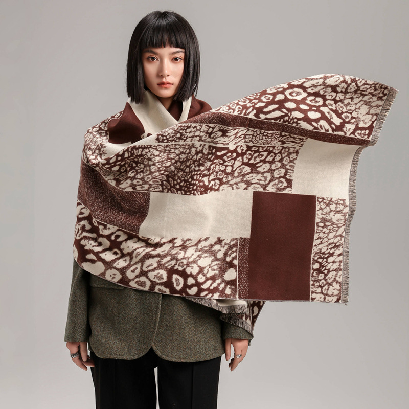 Nuevo estilo europeo y americano de color leopardo grueso manteniendo la atmósfera calentadora chal de mujeres otoño y invierno sensación de atmósfera imitación bufandas de cachemira de doble cara