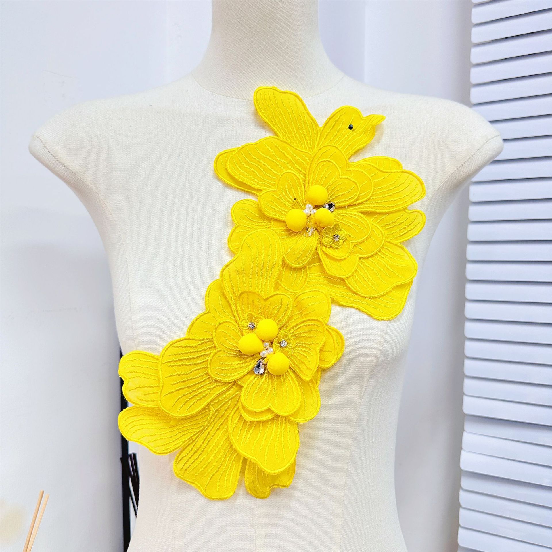 Parches de tela floral, broches y apliques de ropa con bordado de cuentas, accesorios DIY para vestidos de novia y faldas, superventas transfronterizos. image 4