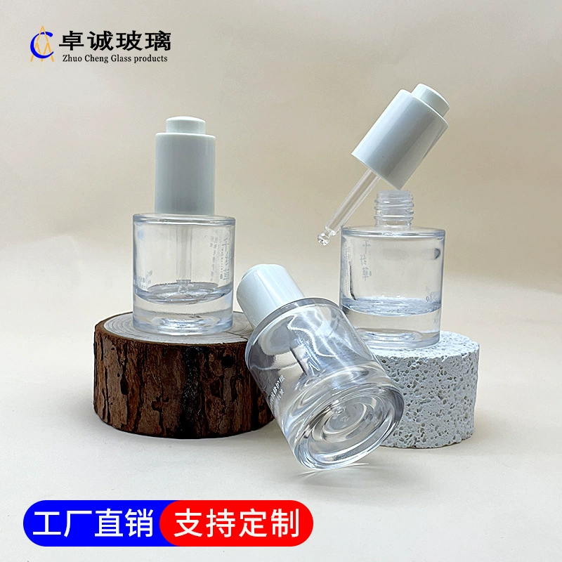 В наличии толстая круглая бутылка-капельница емкостью 30 мл для сыворотки, бутылка эссенционного масла емкостью 30 мл, бутылка жидкости с эссенцией емкостью 30 мл.