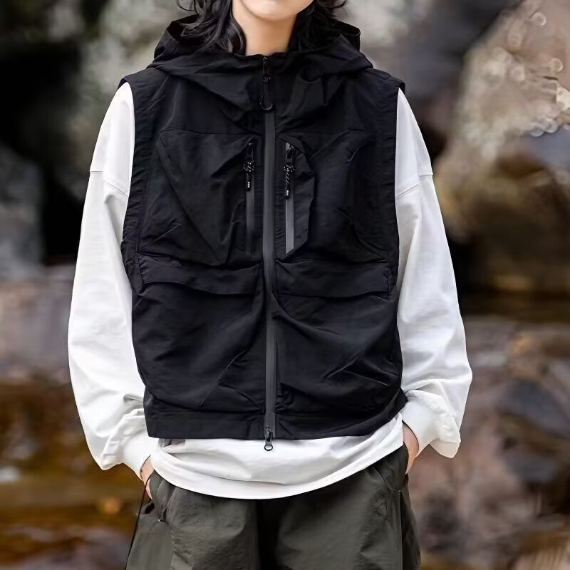 American-Style Outdoor Hooded Vest for Men and Women with Functional 3D Pocket Design, Casual and Stylish Jacket in Unisex Style