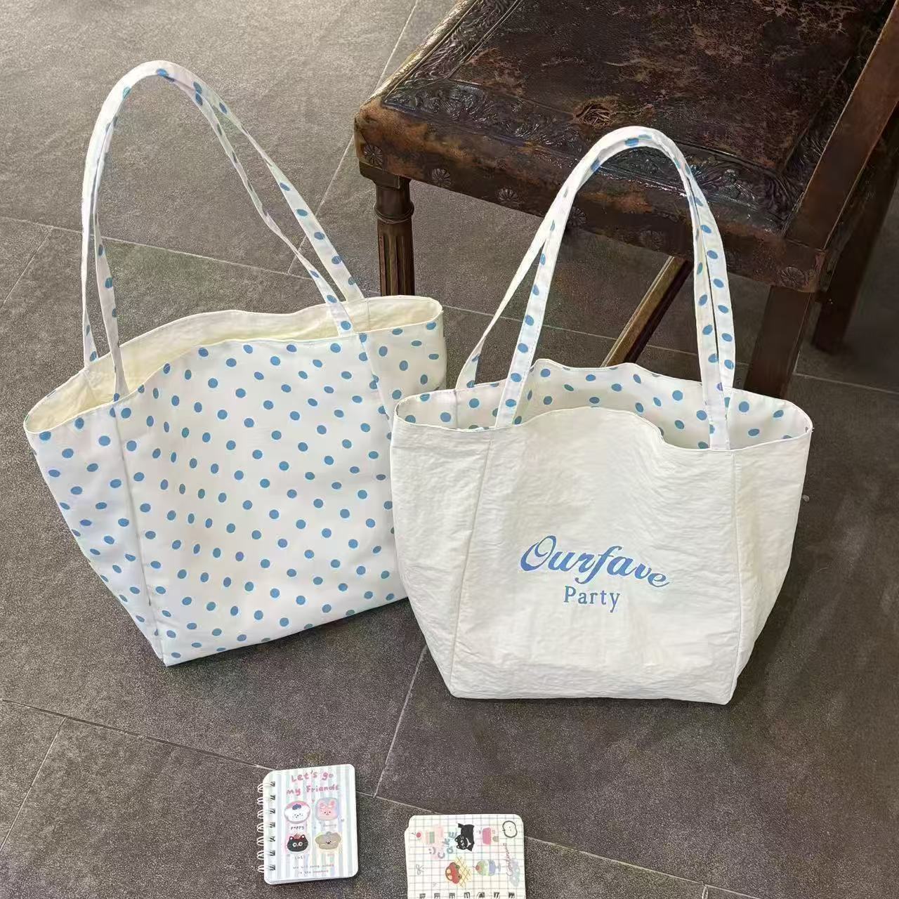 Instagram-style polka dot canvas tote bag for women, new Korean style, relaxed tote bag, niche design, large capacity, single shoulder bag.