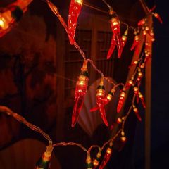 赤唐辛子のイルミネーションが点滅します。新年のクリスマスの祝日の装飾の雰囲気ランプです。