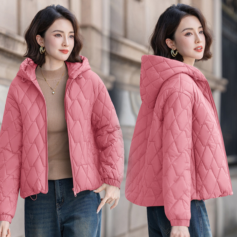 2026 Autumn/Winter New Lightweight Down Cotton Jacket for Women, Short Hooded Loose Casual Diamond Pattern Warm Cotton Coat Wholesale 2026 Autumn/Winter New Lightweight Down Cotton Jacket for Women, Short Hooded Loose Casual Diamond Pattern Warm Cotton Coat Wholesale