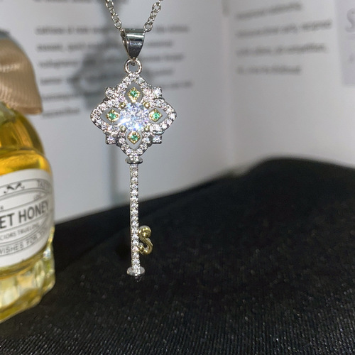 Versa original cherry blossom pink key pendant for women, 18K plated, light luxury, elegant, full of diamonds, versatile women's sweater pendant